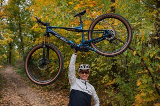 Otestovali jsme @tomaskoudy fakt lehké éčko – až tak, že ho udržím na jedné ruce nad hlavou a ne, není to dodělané ve...