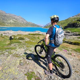 Nejsem nikde pryč, jen procházím fotky z léta 🚵☀️ Ale když to vidím a srovnám to s tím, co je aktuálně za oknem, tak mám...