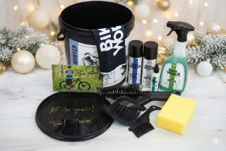 Heh, to je vánoční stajling, co? 😁 A přitom je to kýbl plnej čistidel na kolo 🪣 Ale je to unikátní TRAIL HUNTER KYBLÍK, na...